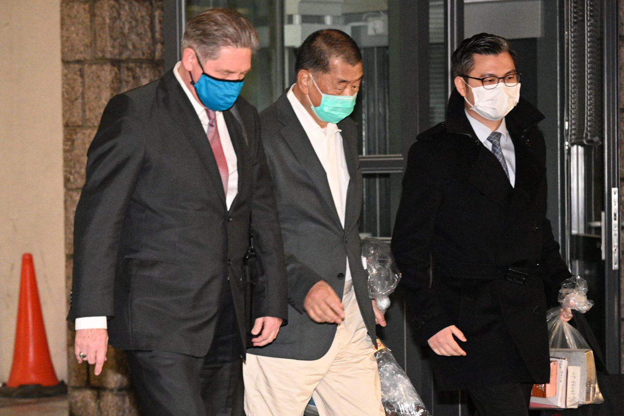 홍콩 국가보안법(홍콩보안법) 위반과 사기 혐의로 기소된 빈과일보 사주 지미 라이가 지난 23일(현지시간) 수감 3주 만에 보석으로 풀려나고 있다.[연합]