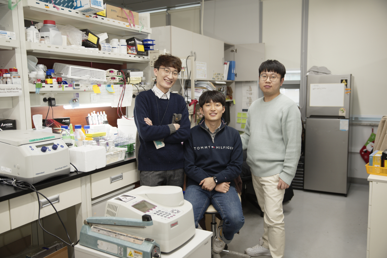 UNIST 생명과학과 임정훈 교수 연구팀. 왼쪽부터 김지형, 이종보, 박주민 연구원.[UNIST 제공]