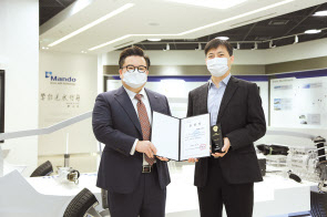 만도 강형진 ADAS BU R&D 센터장(오른쪽)과 남궁 현 Global Legal 센터장 이 ‘ICT특허경영대상’관련 기념 촬영을 하고 있다.