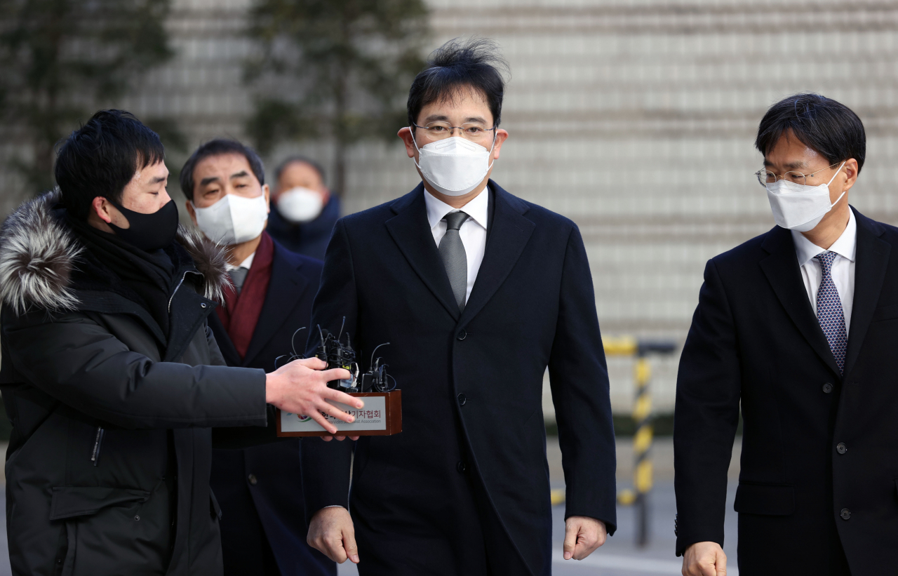 이재용 삼성전자 부회장이 30일 오후 서초구 서울고등법원에서 열리는 '국정농단' 사건 파기환송심 결심 공판에 출석하기 위해 법정으로 향하고 있다. [연합]