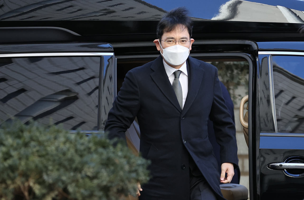 이재용 삼성전자 부회장이 30일 오후 서초구 서울고등법원에서 열리는 '국정농단' 사건 파기환송심 속행 공판에 출석하기 위해 차에서 내리고 있다. [연합뉴스]