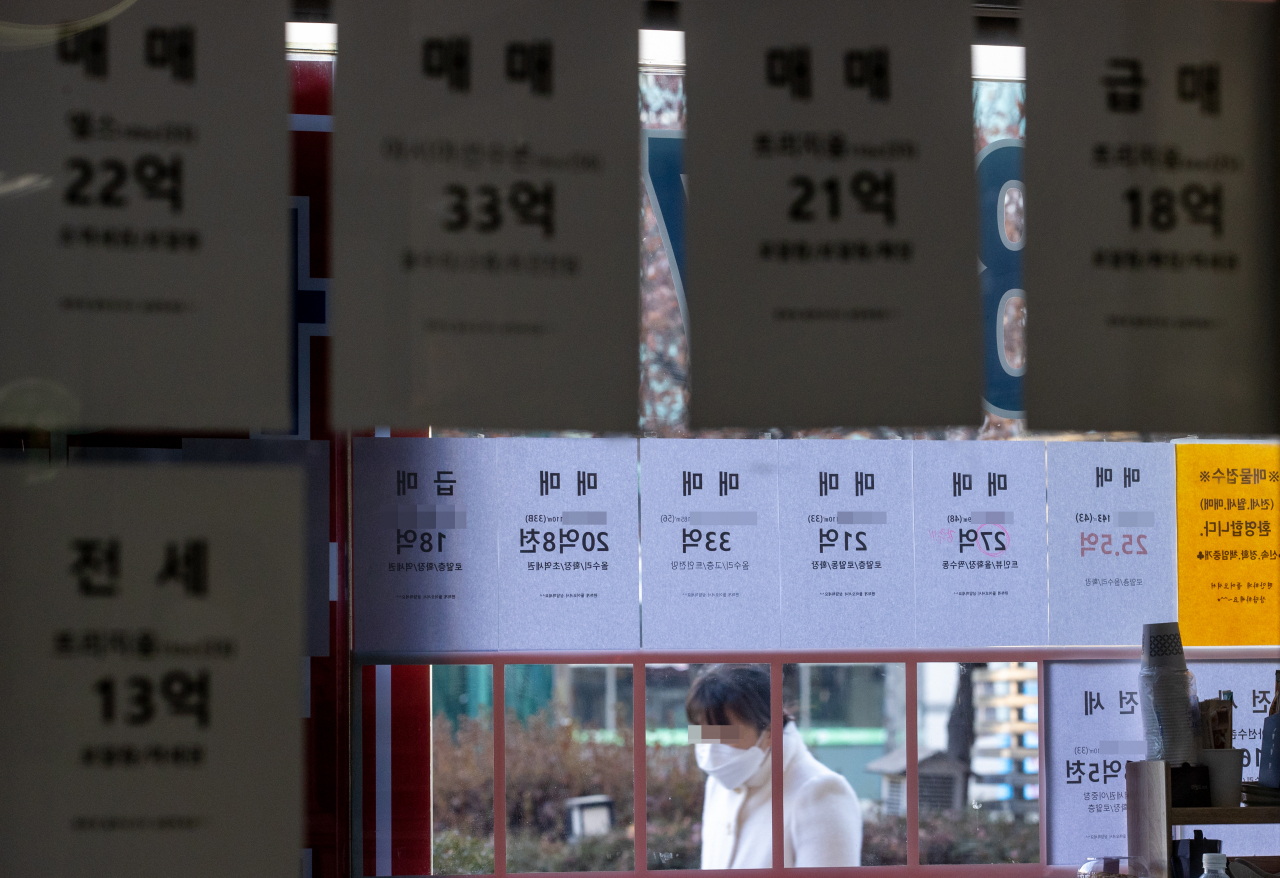 서울 송파구 한 부동산에 붙은 매물 정보. [연합뉴스]