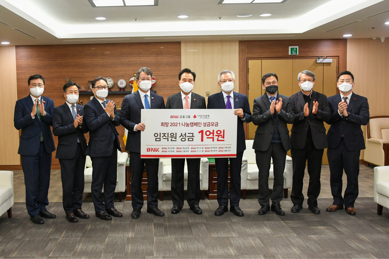 BNK금융그룹은 30일 오후, 부산시청에서 부산광역시, 부산사회복지공동모금회와 ‘희망 2021 나눔캠페인’ 성금 전달식을 가지고 임직원 성금 1억원을 전달했다.(사진 왼쪽에서 네번째부터 부산광역시 변성완 시장 권한대행, BNK금융그룹 김지완 회장, 부산사회복지공동모금회 신정택 회장)[BNK금융그룹 제공]