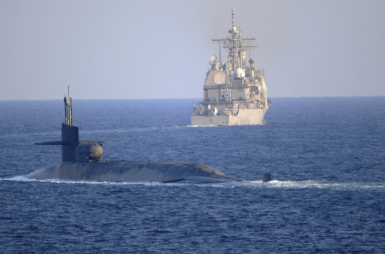 지난 21일(현지시간) 미 해군의 원자력추진 잠수함 '조지아호'(USS Georgia)와 순양함 '포트 로열호'(USS Port Royal)가 페르시아만의 원유 수송로인 호르무즈 해협을 항해하고 있다. 미 해군의 이런 움직임은 미국이 가셈 솔레이마니 전 이란 혁명수비대 사령관을 표적 공습으로 살해한 지 1주년이 다가옴에 따라 이란의 군사행동을 우려하는 데 따른 대이란 경고라는 해석이 나오고 있다.[미 해군]