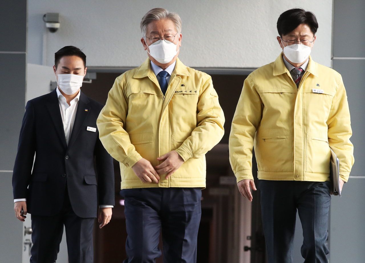 이재명 경기도지사가 21일 오후 경기도 수원시 경기도청에서 신종 코로나바이러스 감염증(코로나19) 3차 대유행 확산 방지를 위한 긴급방역 대책 발표를 위해 브리핑룸으로 이동하고 있다. [연합]
