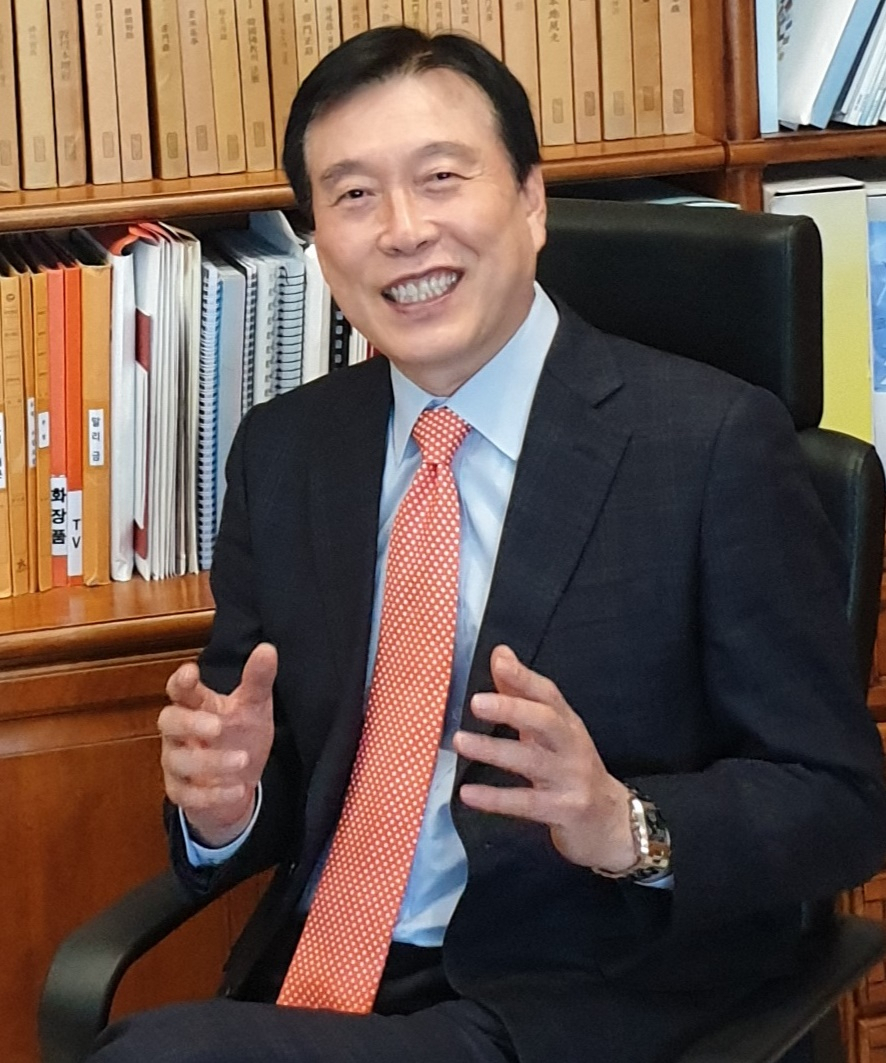황 헌 전 앵커는 “인류의 역사보다 더 긴 역사를 가진 와인을 이해하는데” ‘와인잔에 담긴 인문학’이 도움이 되길 기대했다.