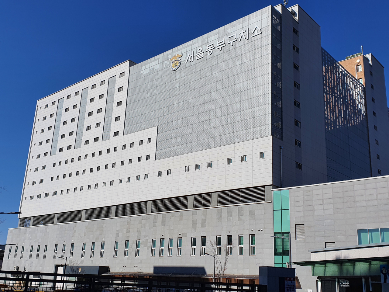서울 송파구에 위치한 동부구치소의 모습. 지난 30일 오후 5시 기준 서울동부구치소 관련 코로나19 확진자는 모두 792명으로 수용자(출소자 포함)가 771명, 구치소 직원이 21명이다. 김지헌 기자/raw@heraldcorp.com