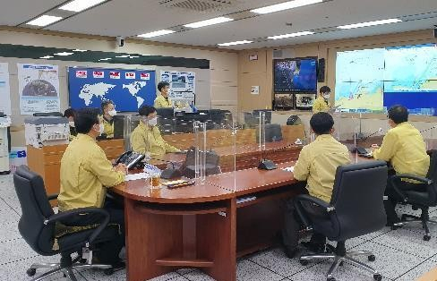 문성혁 해양수산부 장관(왼쪽)이 30일 오전 세종정부청사에서 32명민호 전복 사고와 관련한 긴급 상황점검 회의를 주재하고 있다. 문 장관은 "가용자원을 총 동원해 사고 선박의 인명구조에 최선을 다 하라"고 지시했다. [해양수산부 제공. 재판매 및 DB 금지] 연합뉴스