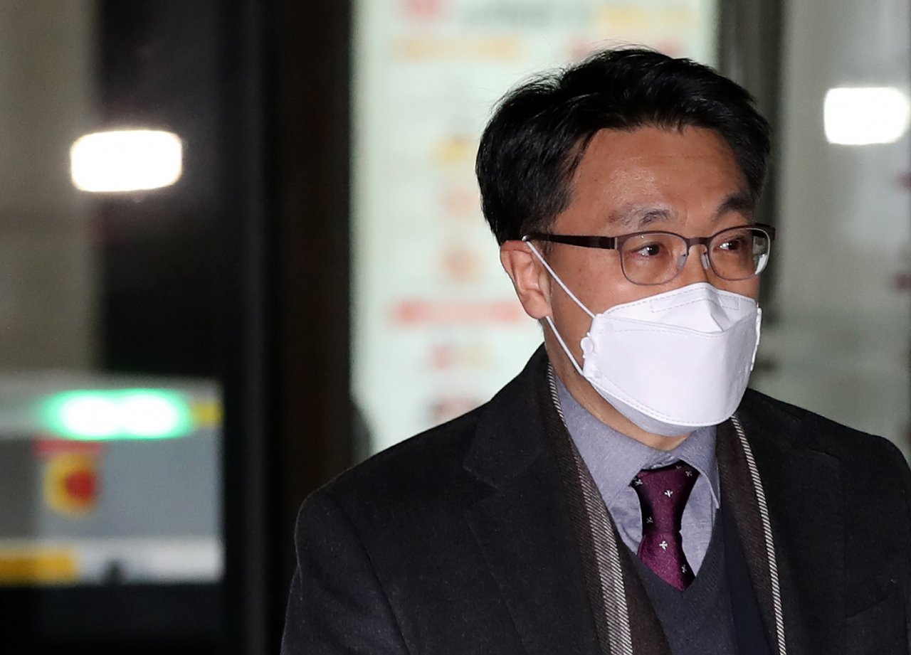 초대 고위공직자범죄수사처(공수처) 처장에 지명된 김진욱 헌법재판소 선임연구관이 지난 30일 오후 서울 종로구 재동 헌법재판소에서 퇴근하고 있다. [연합]