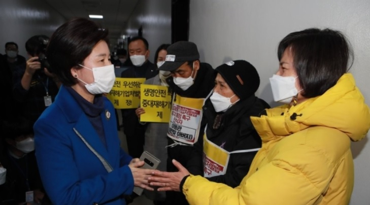 백혜련 국회 법사위 법안심사제1소위 위원장(왼쪽부터)이 29일 오전 국회에서 열린 법사위 법안심사제1소위원회 참석하며 중대재해기업처벌법 제정을 촉구하는 고 이한빛PD 아버지 이용관씨, 고 김용균씨 어머니 김미숙 김용균재단이사장, 강은미 정의당 원내대표와 이야기를 나누고 있다.[연합]