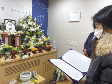 지난 30일 오후 경기 고양 서울시립승화원 무연고 사망자 정씨와 김씨의 합동 장례 빈소에서 기자가 조사를 낭독하고 있다. 신주희 기자