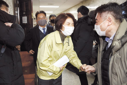 김진욱 초대 고위공직자범죄수사처(이하 공수처) 처장 후보자는 31일 오전 인사청문회 준비 사무실이 마련된 서울 종로구 이마빌딩에 처음으로 출근했다. 김 후보자는 이 자리에서 “헌법을 보면 모든 권력은 국민으로부터 나온다”며 “그런 권력이 국민 위에 군림하면 안 되며, 우리 헌법상 존재할 수도, 존재해서도 안 된다”고 말했다(위쪽). 환경부 장관으로 지명된 한정애 더불어민주당 정책위의장이 31일 국회에서 열린 정책조정회의가 끝난 뒤 동료 의원들과 인사하고 있다. [연합]