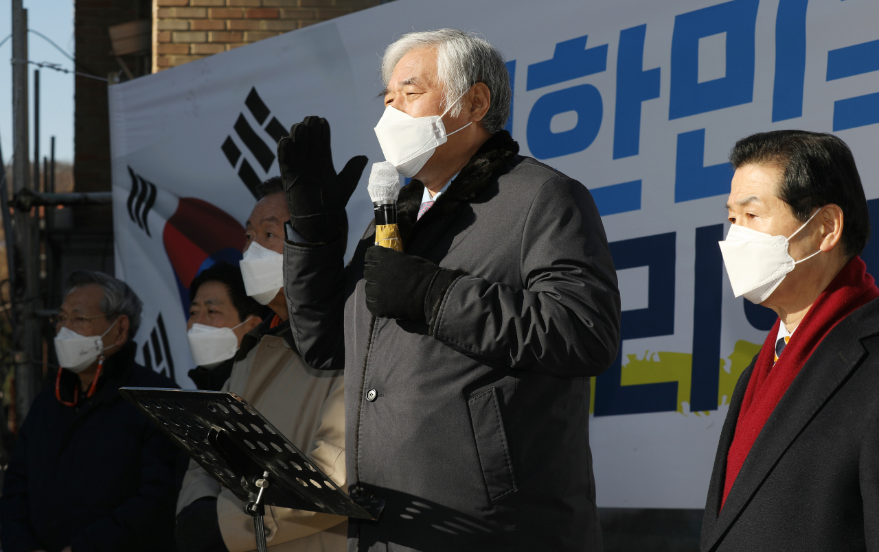 전광훈 사랑제일교회 목사가 31일 서울 성북구 사랑제일교회 앞에서 공직선거법 위반과 대통령 명예훼손 혐의 1심 무죄 석방과 관련해 기자회견을 하고 있다. [연합]