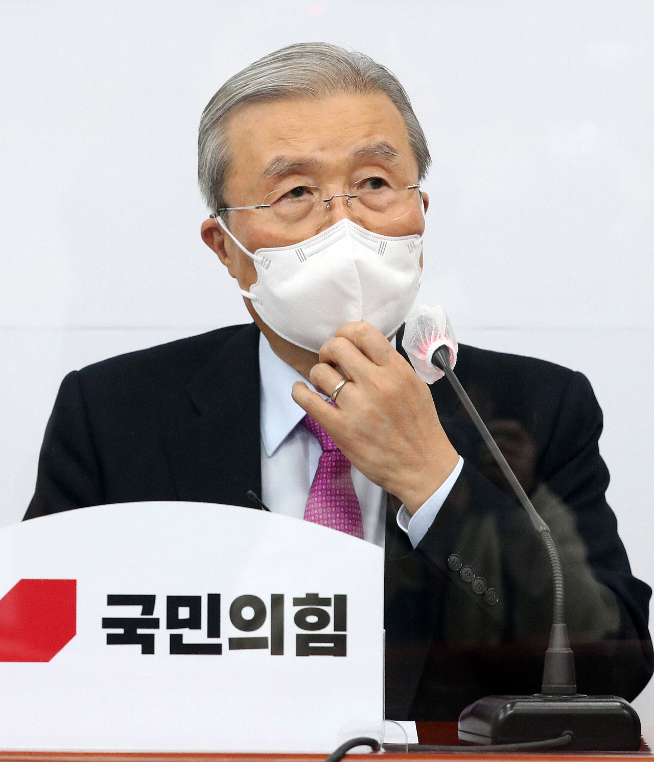 국민의힘 김종인 비상대책위원장이 31일 국회에서 열린 비상대책위원회의에서 발언을 준비하며 마스크를 만지고 있다. [연합]