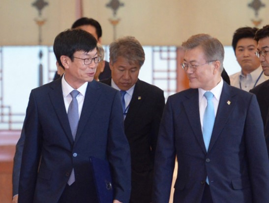 문재인 대통령(오른쪽)과 김상조 청와대 정책실장(왼쪽) [연합]
