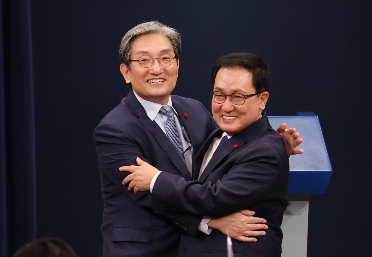 문재인 대통령은 새해를 하루 앞둔 31일 유영민(오른쪽) 신임 대통령 비서실장을 임명했다. 노영민(왼쪽) 비서실장과 유 실장이 이날 오후 청와대 춘추관에서 포옹을 나누고 있다. [연합]