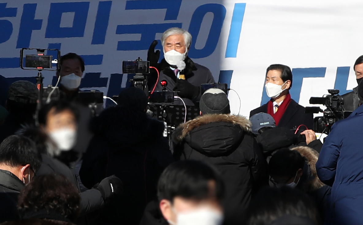 전광훈 사랑제일교회 담임목사가 31일 오전 서울 성북구 사랑제일교회 앞에서 공직선거법 위반과 대통령 명예훼손 혐의 1심 무죄 판결과 관련해 기자회견을 하고 있다. [연합]