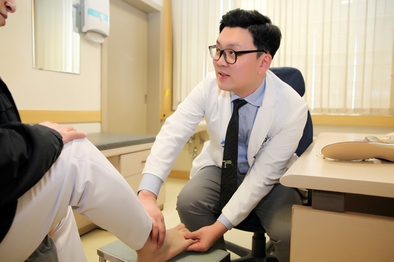 [사진]이영 교수는 당뇨병성 족부궤양 예방을 위해서는 굳은살이나 티눈, 발에 상처가 없는지 수시로 확인하고, 문제가 발견되면 조기에 의료진을 찾는 게 매우 중요하다고 조언했다.