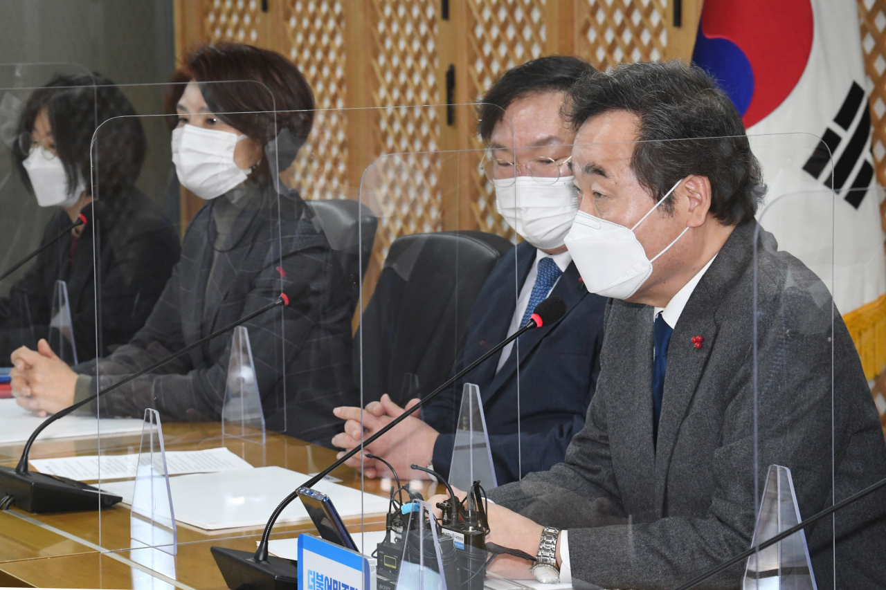 더불어민주당 이낙연 대표가 31일 서울 여의도 당사에서 열린 2020 중앙당사무처 온택트 종무식에서 인사말하고 있다. 연합뉴스