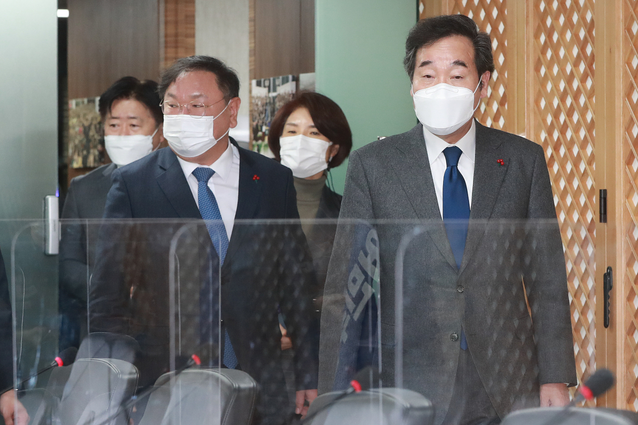 지난달 31일 이낙연 더불어민주당 대표, 김태년 원내대표, 한정애 정책위의장 등이 서울 여의도 당사에서 열린 2020 중앙당사무처 온택트 종무식에 입장하고 있다. [연합]