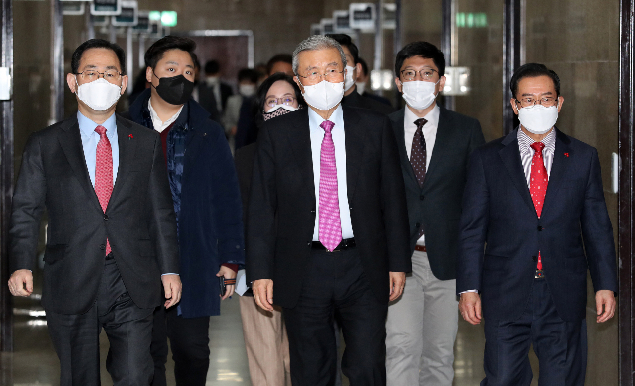 김종인 국민의힘 비상대책위원장, 주호영 원내대표 등이 31일 국회에서 열린 비상대책위원회의에 입장하고 있다. [연합]