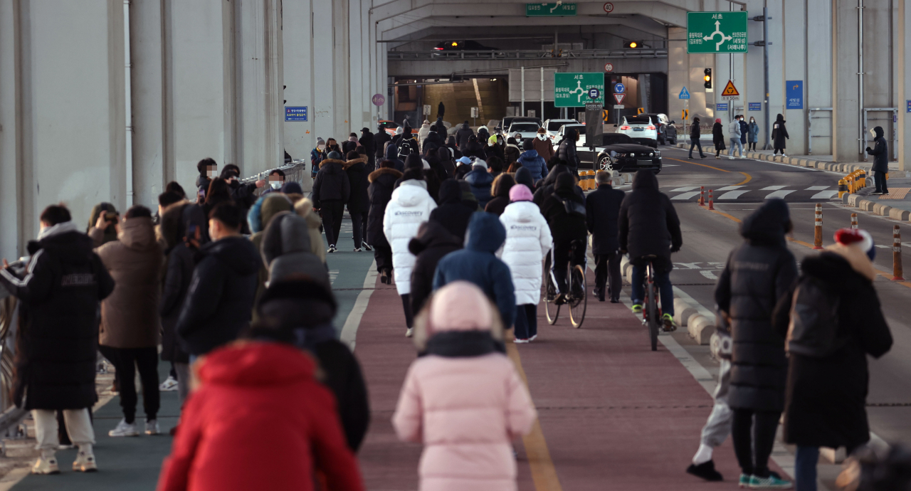 2021년 신축년(辛丑年) 새해 첫날인 1일 오전 서울 서초구 잠수교에서 새해 일출을 본 시민들이 주차장으로 향하고 있다. 언뜻 보기에도 사람이 몰려 있어, 사회적 거리두기가 제대로 지켜졌는지 우려스러운 모습이다. [연합]