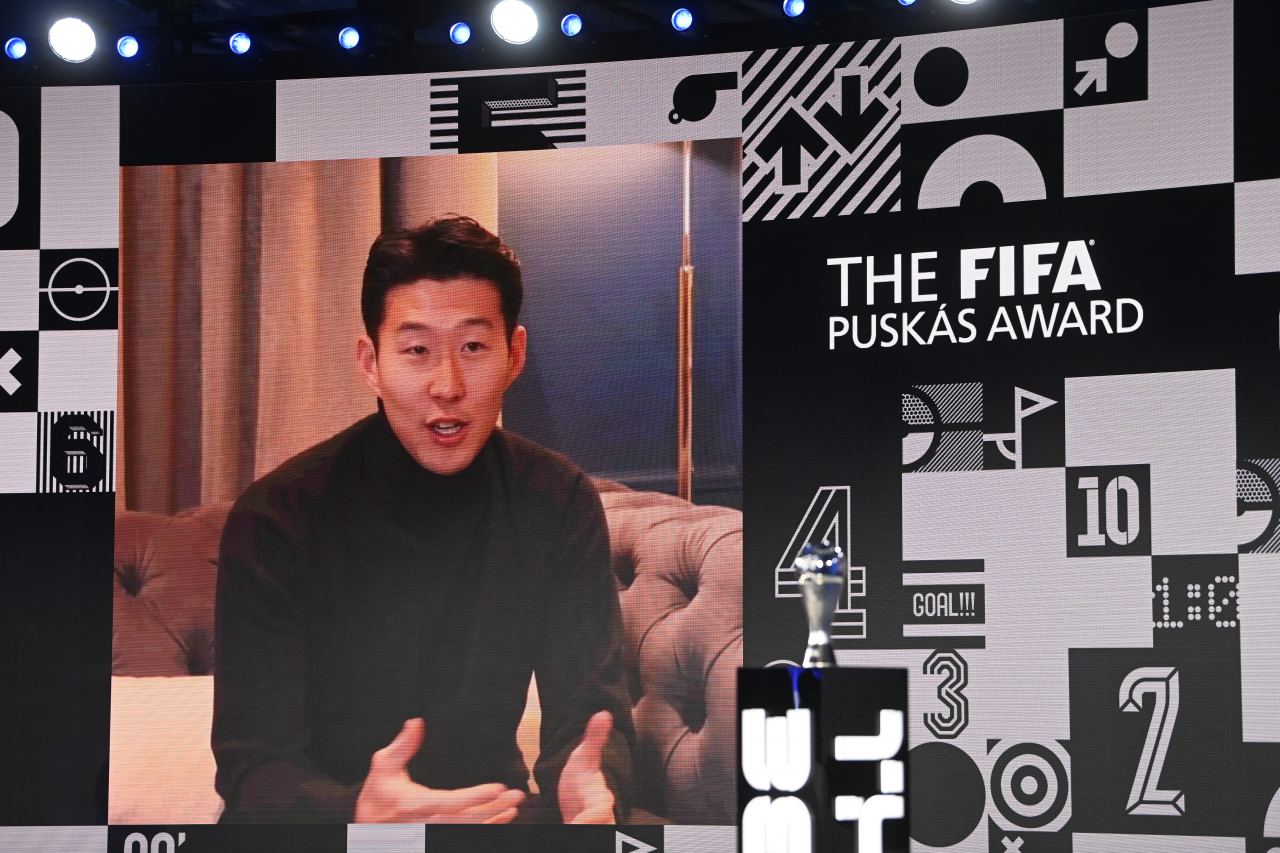 지난달 18일(한국시간) 스위스 취리히에서 열린 ‘더 베스트 FIFA 풋볼 어워즈 2020’에서 푸스카스상을 수상한 손흥민(토트넘 핫스퍼)이 화상 인터뷰를 통해 소감을 밝히고 있다. [EPA]
