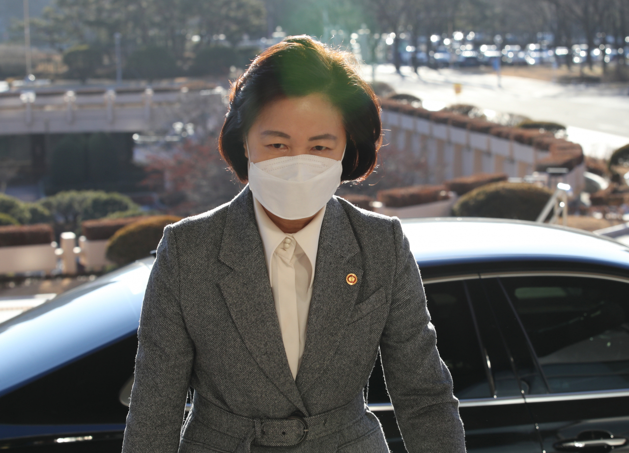추미애 법무부 장관이 지난달 31일 오전 경기 과천 정부과천청사 내 법무부로 출근하고 있다. [연합]
