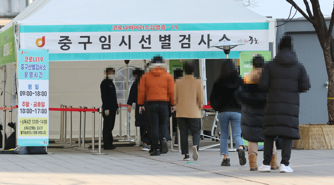 2021년 새해 첫 날인 1일 오후 서울 중구 서울광장에 마련된 신종 코로나바이러스 감염증(코로나19) 임시 선별검사소에서 시민들이 대기하고 있다. [연합]
