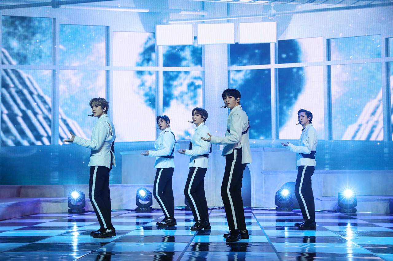 빅히트 레이블즈 ‘2021 NEW YEAR’S EVE LIVE’의 뉴이스트 [빅히트엔터테인먼트 제공]