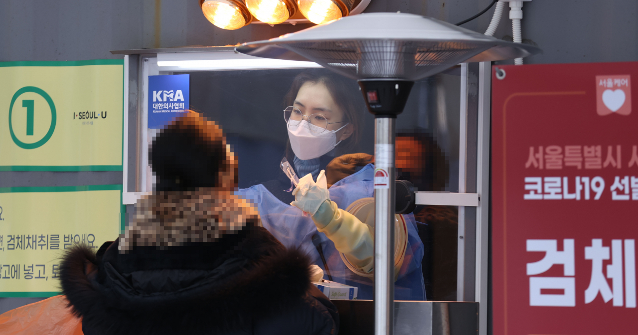 2021년 새해 첫 날인 1일 서울광장에 마련된 신종 코로나바이러스 감염증(코로나19) 임시 선별 검사소에서 의료진이 검체를 채취하고 있다. [연합]