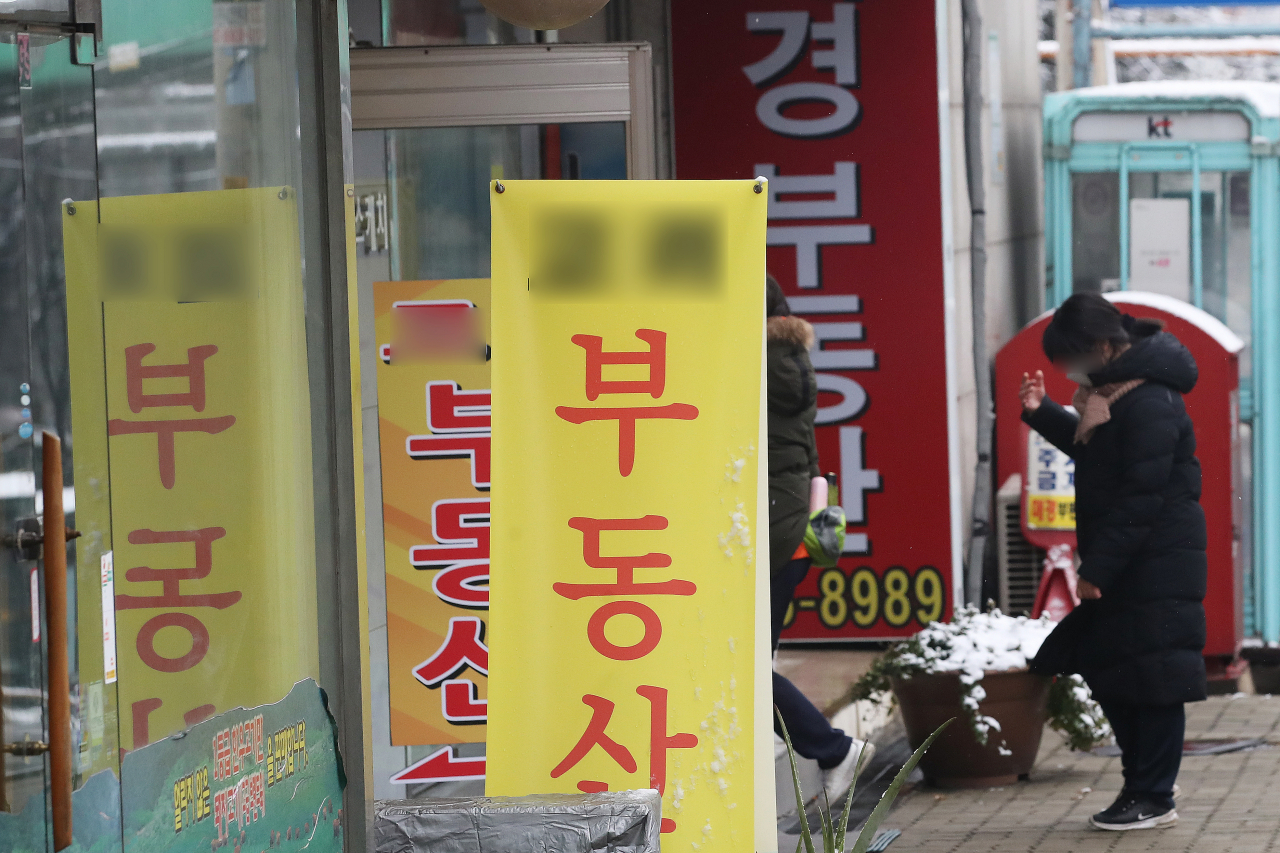 서울 성북구 일대 부동산을 둘러보는 시민. [연합뉴스]
