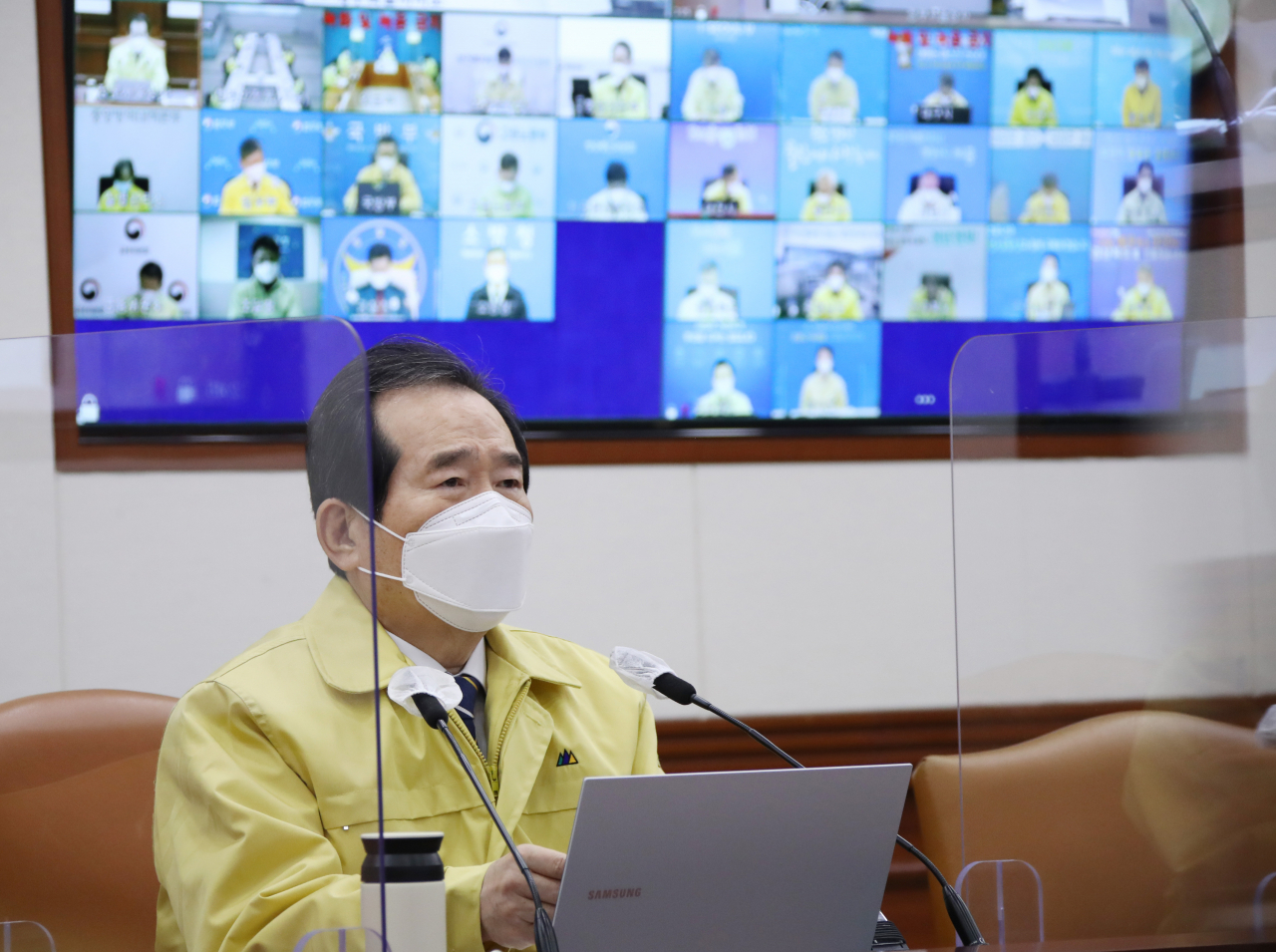 정세균 국무총리가 2일 오전 정부서울청사에서 코로나19 대응 중앙재난안전대책본부회의를 주재하며 발언하고 있다.［연합］