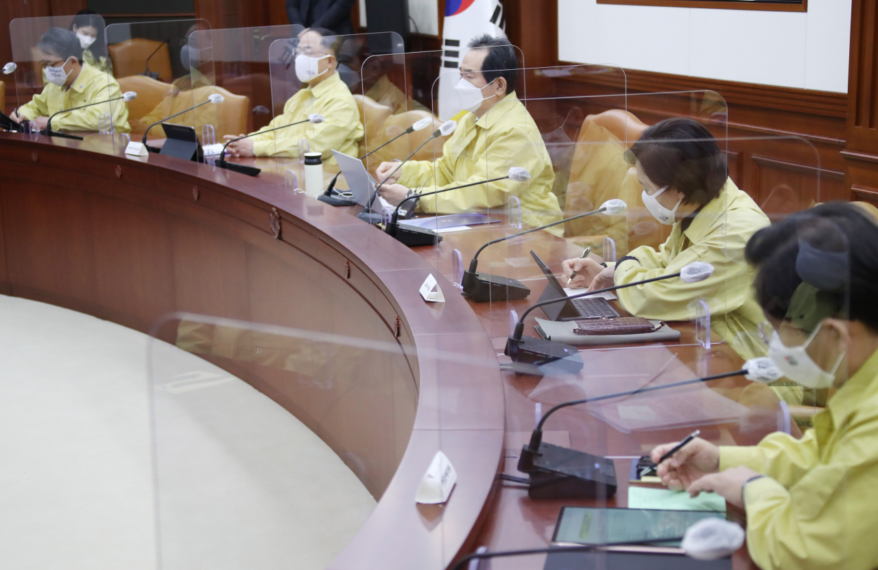 정세균 국무총리가 2일 오전 정부서울청사에서 신종 코로나바이러스 감염증(코로나19) 대응 신년 첫 중앙재난안전대책본부(중대본) 회의를 주재하며 발언하고 있다. [연합뉴스]