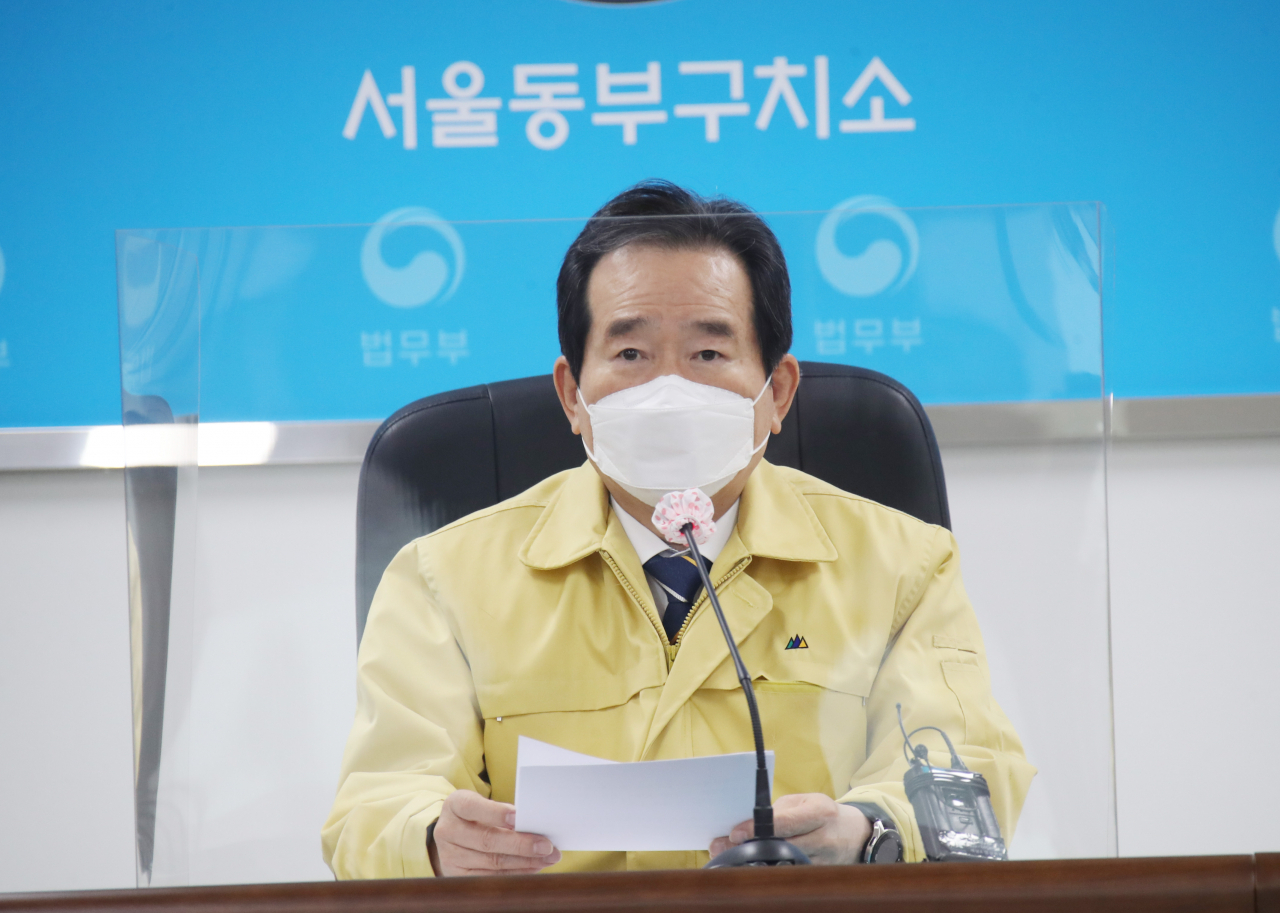 정세균 국무총리가 2일 코로나19가 집단으로 발생한 송파구 서울동부구치소를 방문해 추미애 법무부 장관이 참석한 가운데 현황보고를 받은 후 발언하고 있다. ［연합］
