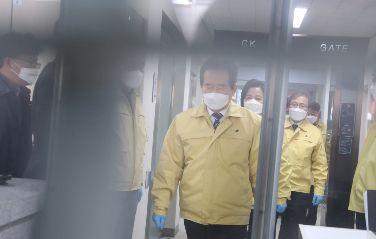 정세균 국무총리가 2일 신종 코로나바이러스 감염증(코로나19)이 집단으로 발생한 송파구 서울동부구치소를 방문해 추미애 법무부 장관 등과 함께 중앙통제실을 둘러본 후 나오고 있다. [연합]