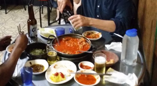 국내 코로나19 확산 원인 중 하나로 여럿이 음식을 숟가락으로 공유하는 식습관이 꼽히고 있다. [트립어드바이저]