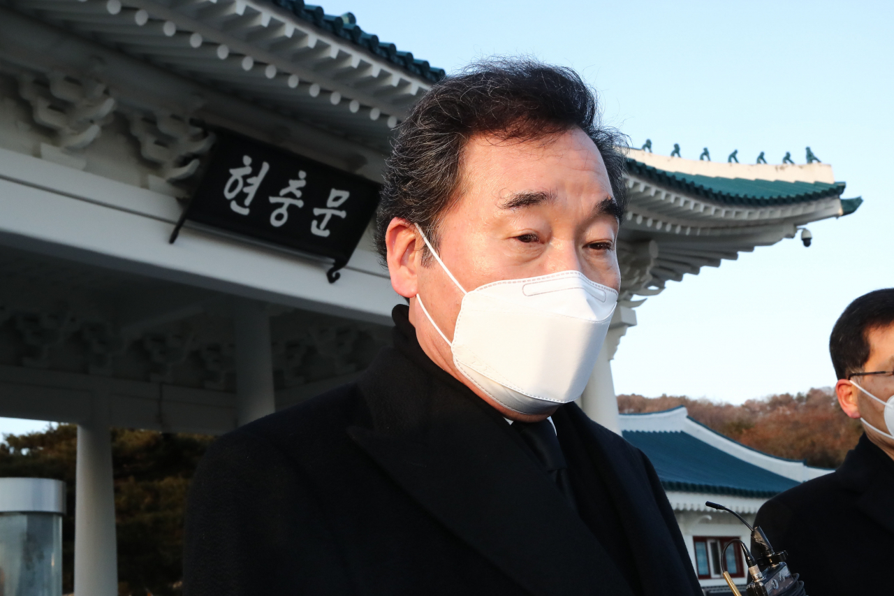 이낙연 더불어민주당 이낙연 대표가 1일 신축년 새해 첫날 서울 동작구 국립현충원에서 참배를 마친 뒤 취재진의 질문에 답변하고 있다. [연합]