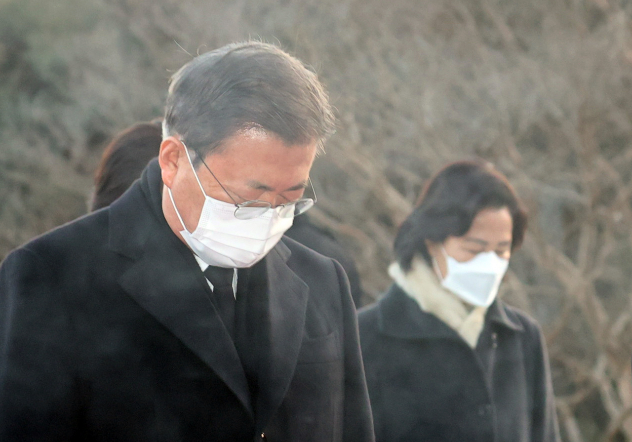 문재인 대통령이 지난 2일 오전 국무위원들과 서울 동작구 국립서울현충원에서 참배하고 있다. 오른쪽은 추미애 법무부 장관. [연합뉴스]