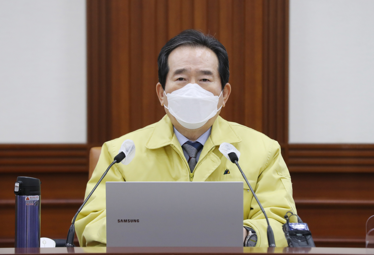 정세균 국무총리가 3일 오후 정부서울청사에서 열린 코로나19 대응 중앙재난안전대책본부회의를 주재하고 있다. ［연합］
