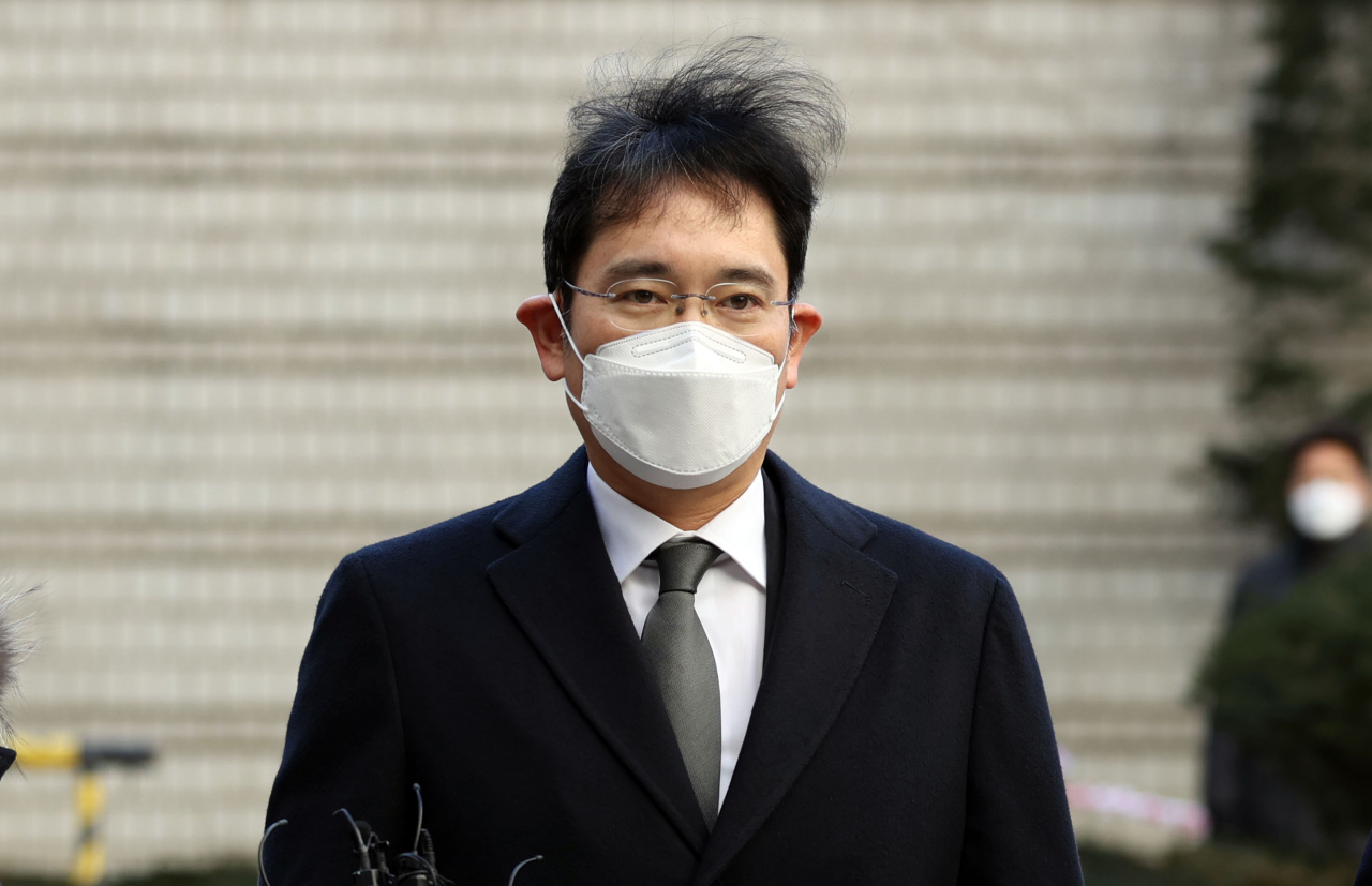 이재용 삼성전자 부회장이 지난달 30일 서초구 서울고등법원에서 열리는 '국정농단' 사건 파기환송심 속행 공판에 출석하기 위해 법정으로 향하고 있다. [연합]