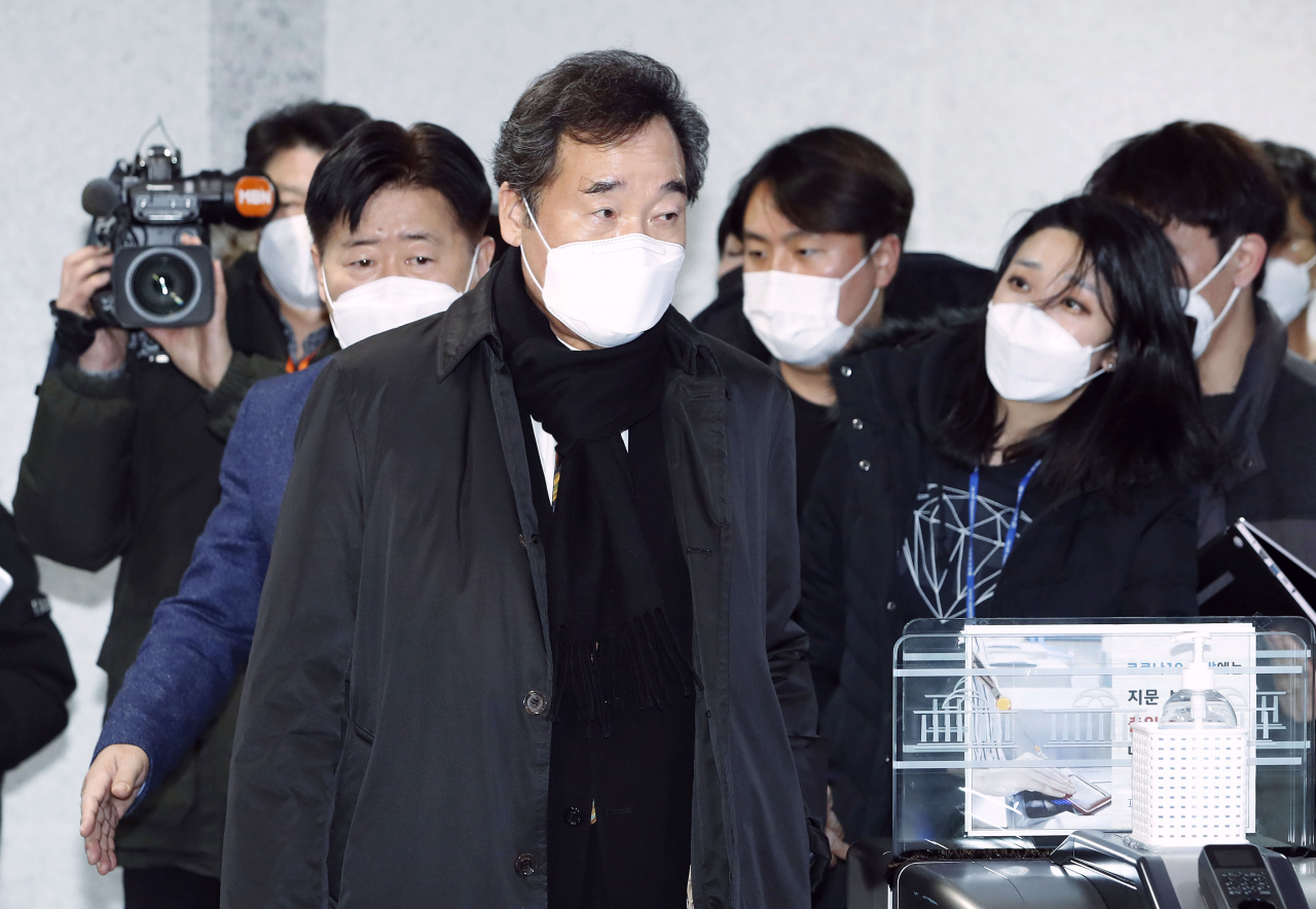 이낙연 더불어민주당 대표가 3일 국회 의원회관 자신의 사무실에서 이명박·박근혜 전 대통령의 사면과 관련한 비공개 최고위원회의를 마치고 사무실을 나서고 있다. [연합]