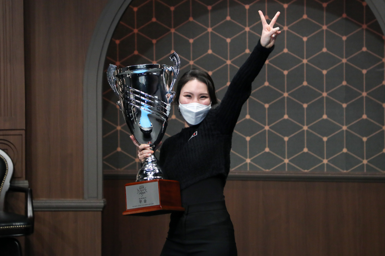 당구GP 20강 풀 서바이벌에서 우승한 진혜주가 트로피를 든 채 활짝 웃으며 승리 포즈를 취하고 있다. [파이브앤식스 제공]