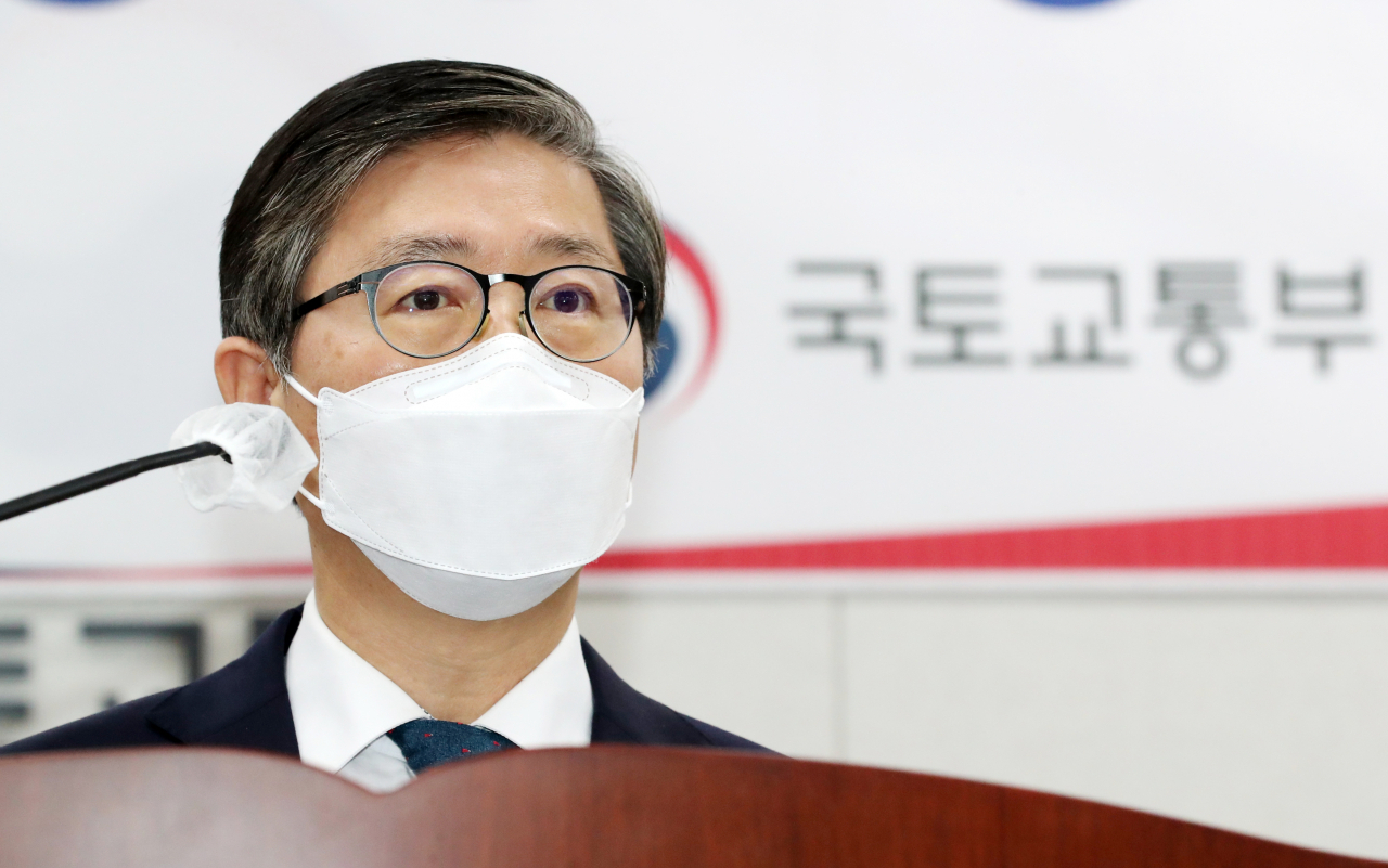 변창흠 국토교통부 장관이 지난달 29일 오후 세종시 정부세종청사에서 열린 취임식에서 취임사하고 있다. [연합뉴스]