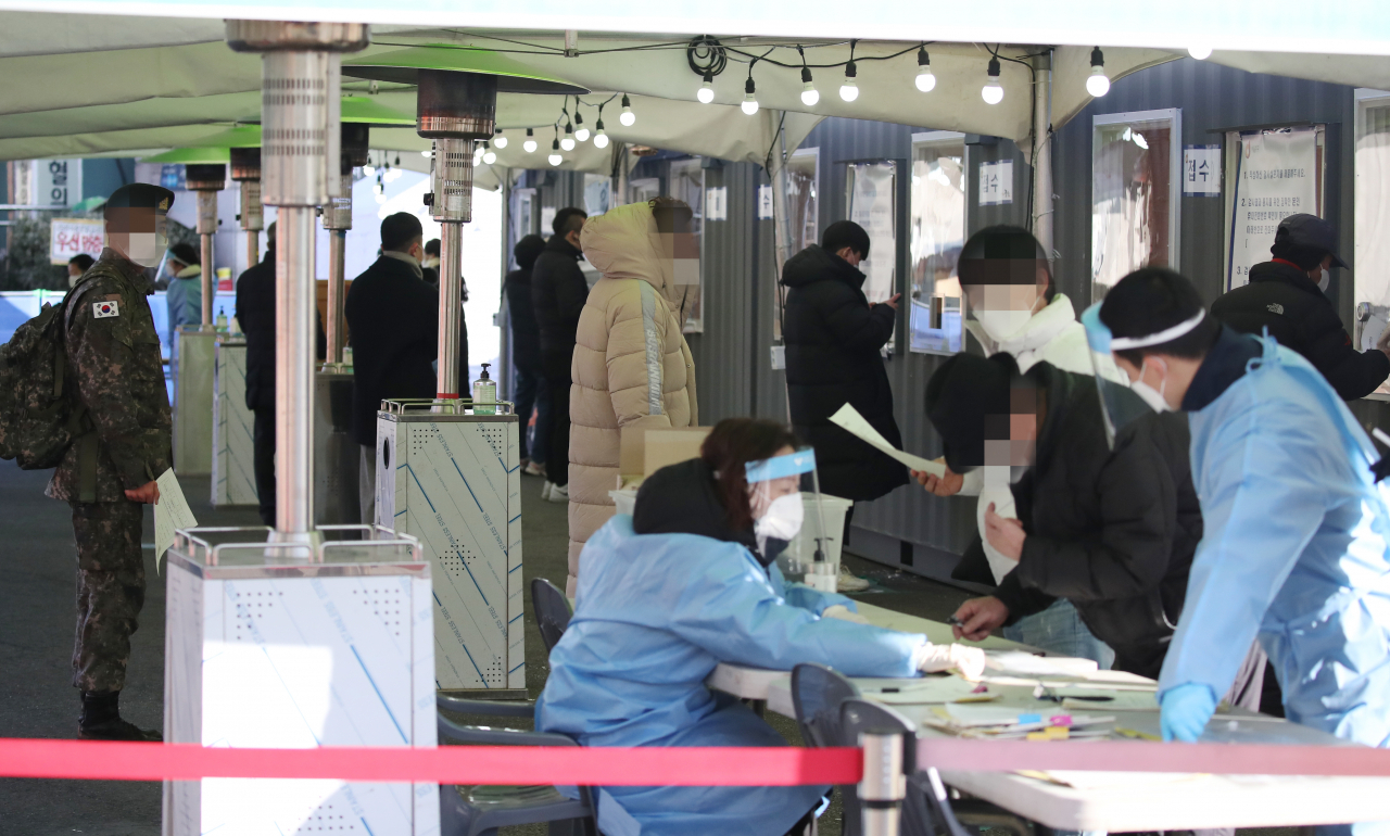 3일 오전 서울역 광장에 마련된 서울 중구 임시 선별검사소를 찾은 시민들이 검사를 받기 위해 대기하고 있다. 정부는 코로나19 확산 방지를 위한 사회적 거리두기 연장 조처에 따라 수도권 임시 선별검사소 운영을 17일까지 2주 연장한다. 연합뉴스