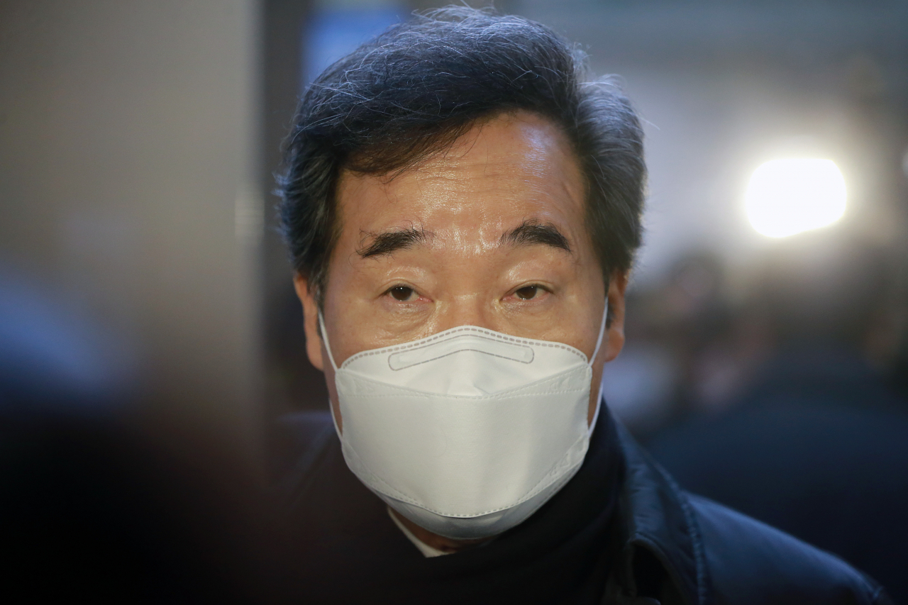더불어민주당 이낙연 대표가 지난 3일 국회 의원회관 자신의 사무실에서 비공개 최고위원회의를 마친 뒤 이명박·박근혜 전 대통령의 사면과 관련한 질문에 답하고 있다. [연합]