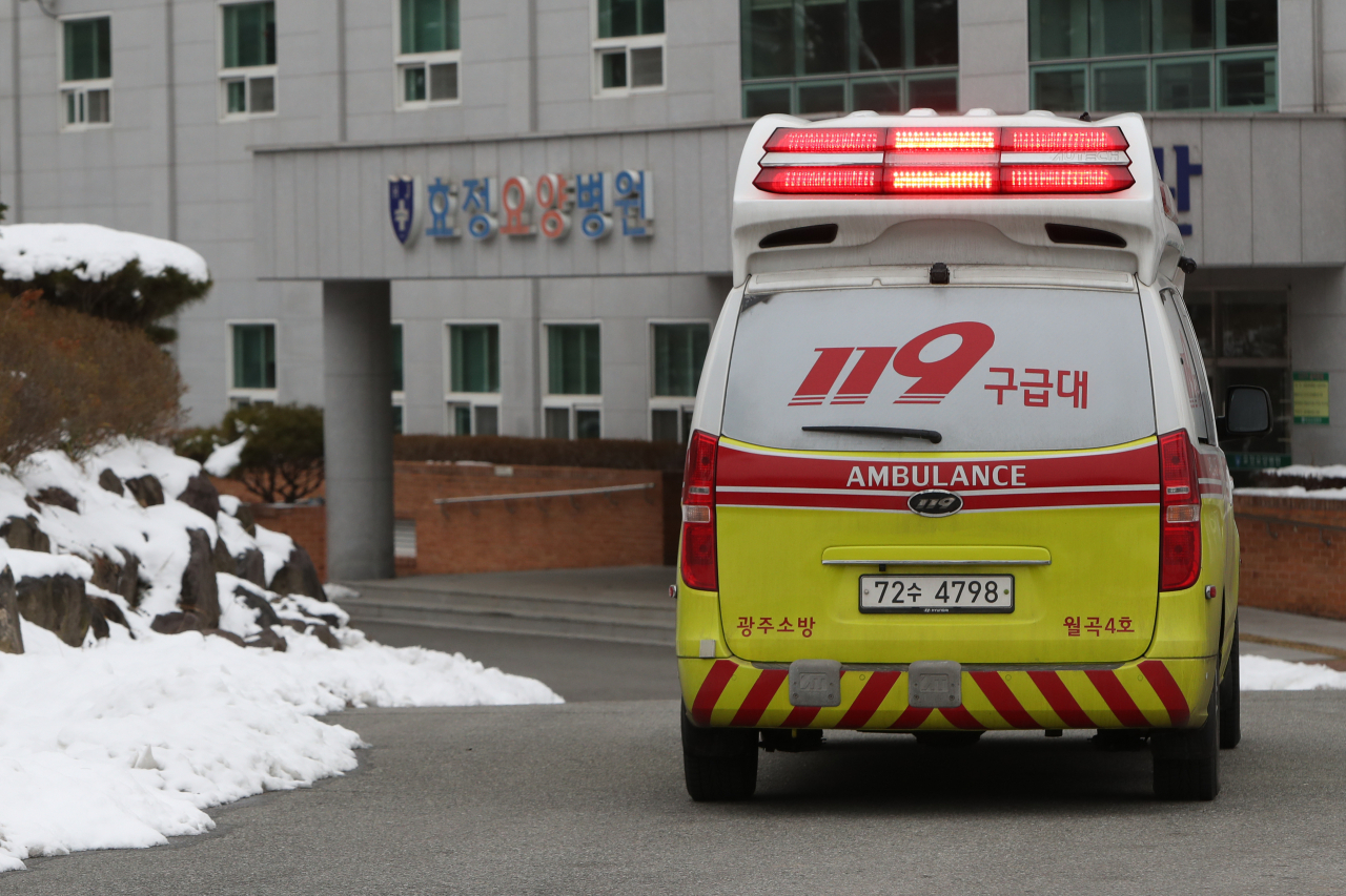 신종 코로나바이러스 감염증(코로나19) 집단감염이 발생한 광주 광산구 효정요양병원에서 3일 오후 119구급차가 확진자를 외부 치료시설로 이송하기 위해 이동하고 있다. 연합뉴스