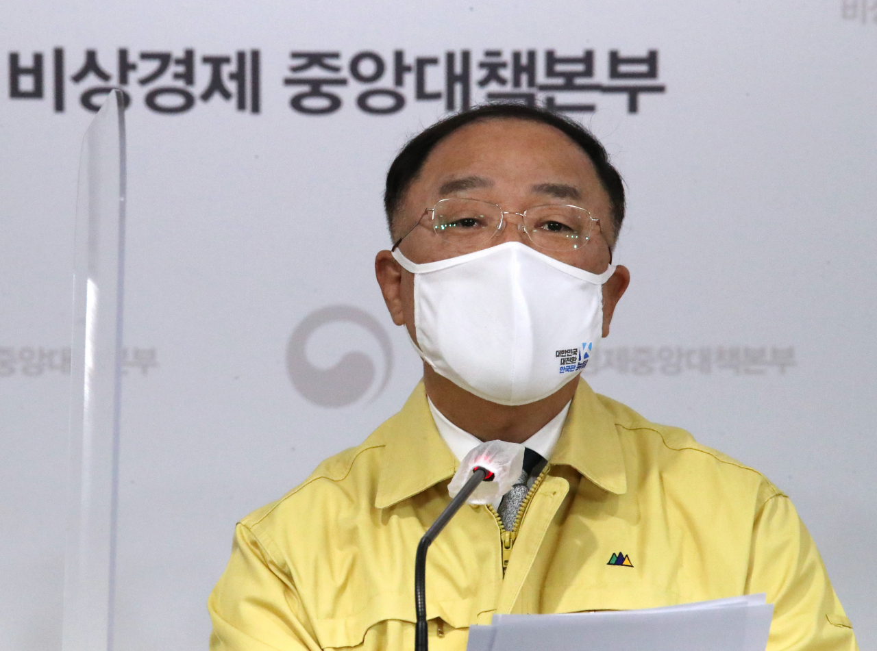 홍남기 부총리 겸 기획재정부 장관은 4일 기재부 시무식 인사말을 통해 “(올해 우리는) 코로나19 위기로 주저앉느냐, 위기를 이겨내고 선도형 경제로 도약하느냐의 기로에 놓여있다”고 말했다. 사진은 홍 부총리가 지난달 29일 정부서울청사에서 '코로나19 3차 확산에 대응한 맞춤형 피해지원 대책'을 발표하는 모습. [연합]