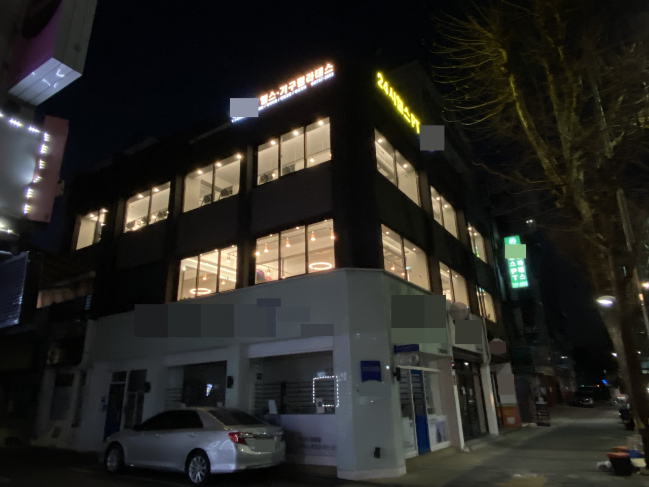 수도권 2.5단계·비수도권 2단계 수준의 사회적 거리두기가 2주간 연장된 첫날인 4일 서울 용산구의 한 실내체육시설이 ‘항의성’ 운영을 하고 있다.주소현 기자/addressh@herldcorp.com