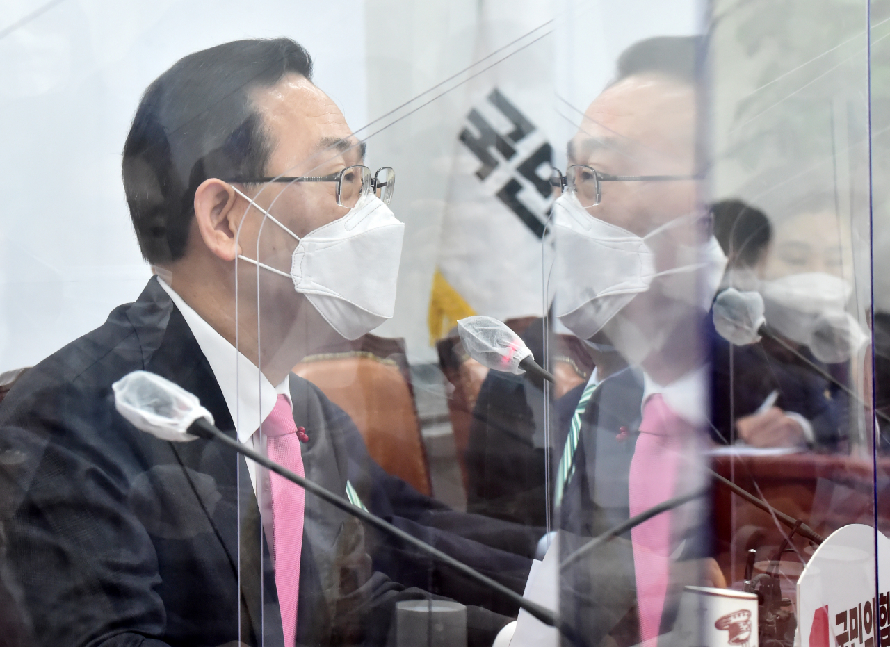 주호영 국민의힘 원내대표가 4일 국회에서 열린 2021년 새해 첫 비상대책위원회의에서 발언하고 있다. [헤럴드경제=이상섭 기자 /babtong@heraldcorp.com]